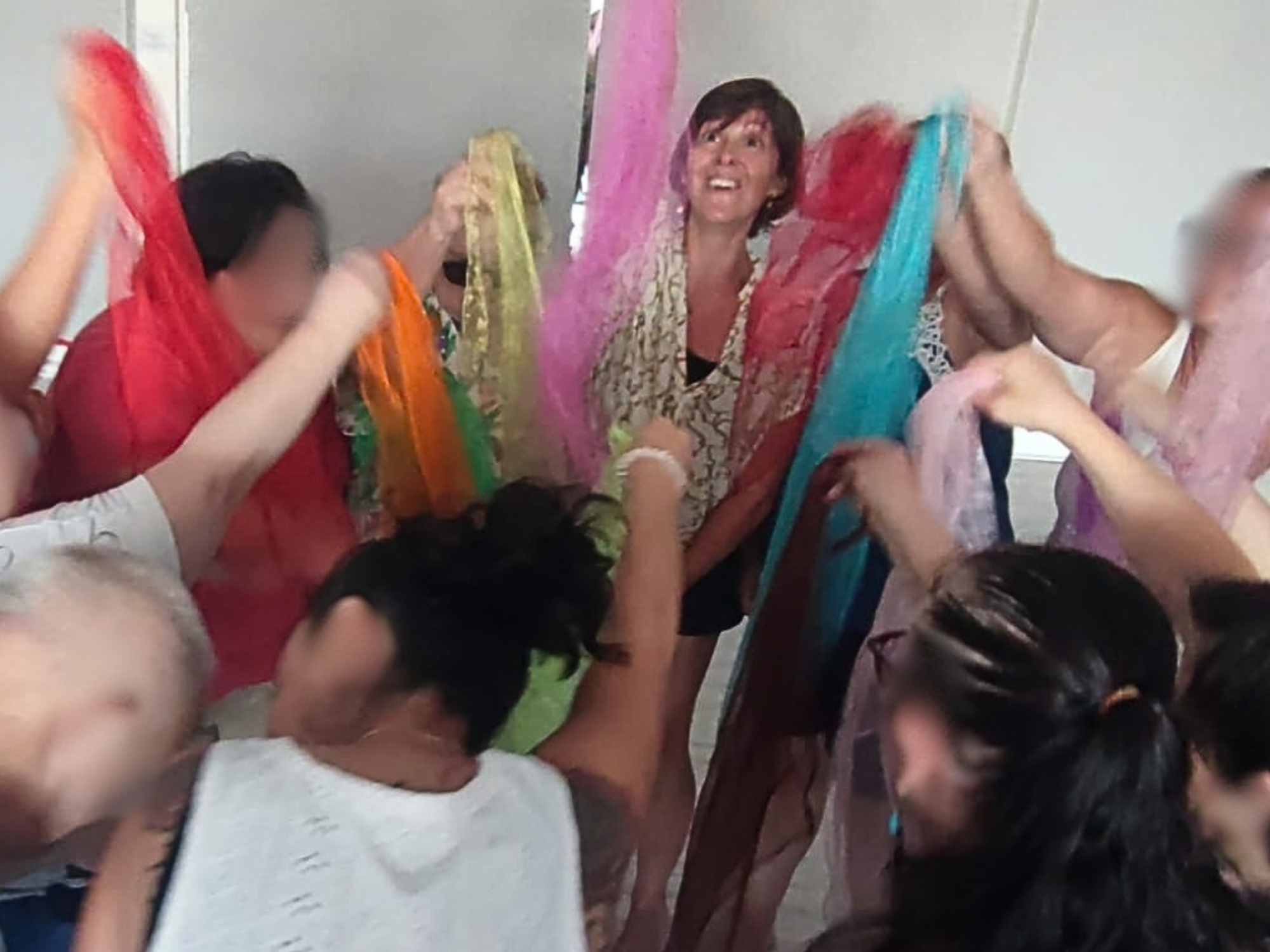 Participants expérimentant le mouvement avec des foulards colorés